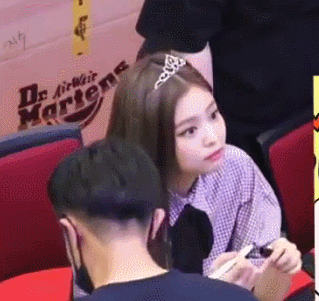 카톡 잘 씹을거같이 생겼는데 성격은 의외인 블랙핑크 제니.gif | 인스티즈