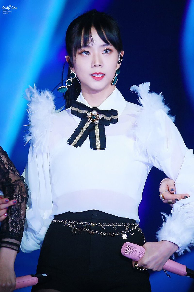 반묶음머리가 잘어울리는 블랙핑크 지수.jpgif | 인스티즈