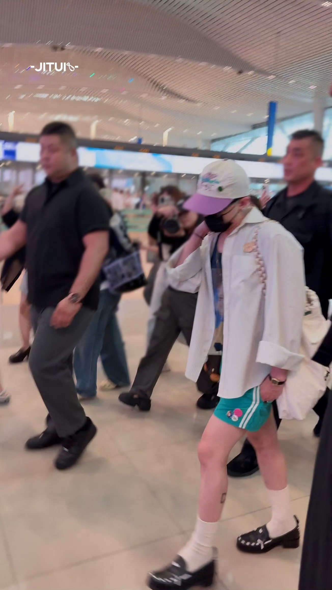 다시 예전처럼 다양하게 스타일링해서 입기 시작해 팬들한테 반응좋은 지드래곤 사복 근황.jpg | 인스티즈