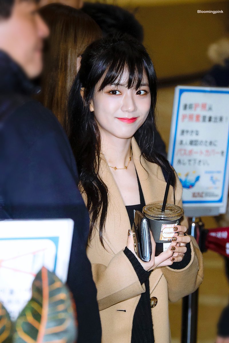 반묶음머리가 잘어울리는 블랙핑크 지수.jpgif | 인스티즈