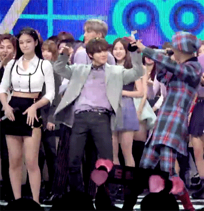 [엑소외] 제니의 거친 이동과 카이의 의식한 눈빛과 그걸 지켜보는 수호.gif | 인스티즈