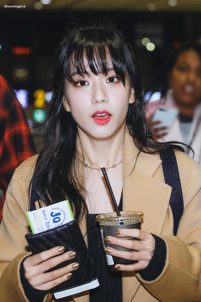 반묶음머리가 잘어울리는 블랙핑크 지수.jpgif | 인스티즈