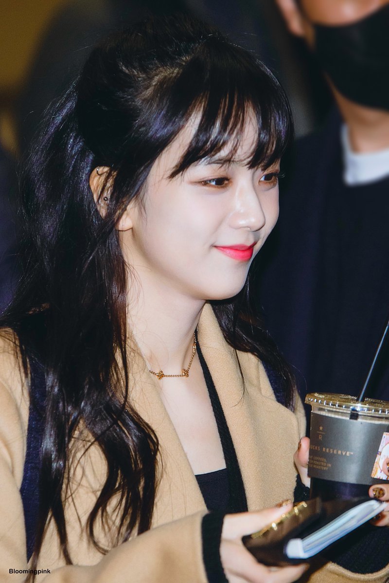 반묶음머리가 잘어울리는 블랙핑크 지수.jpgif | 인스티즈