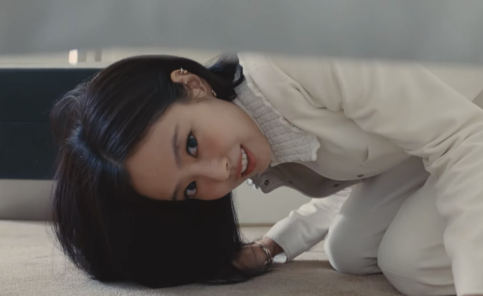 숨바꼭질 컨셉으로 촬영한 제니 2026 샤넬 코코크러쉬 캠페인 | 인스티즈