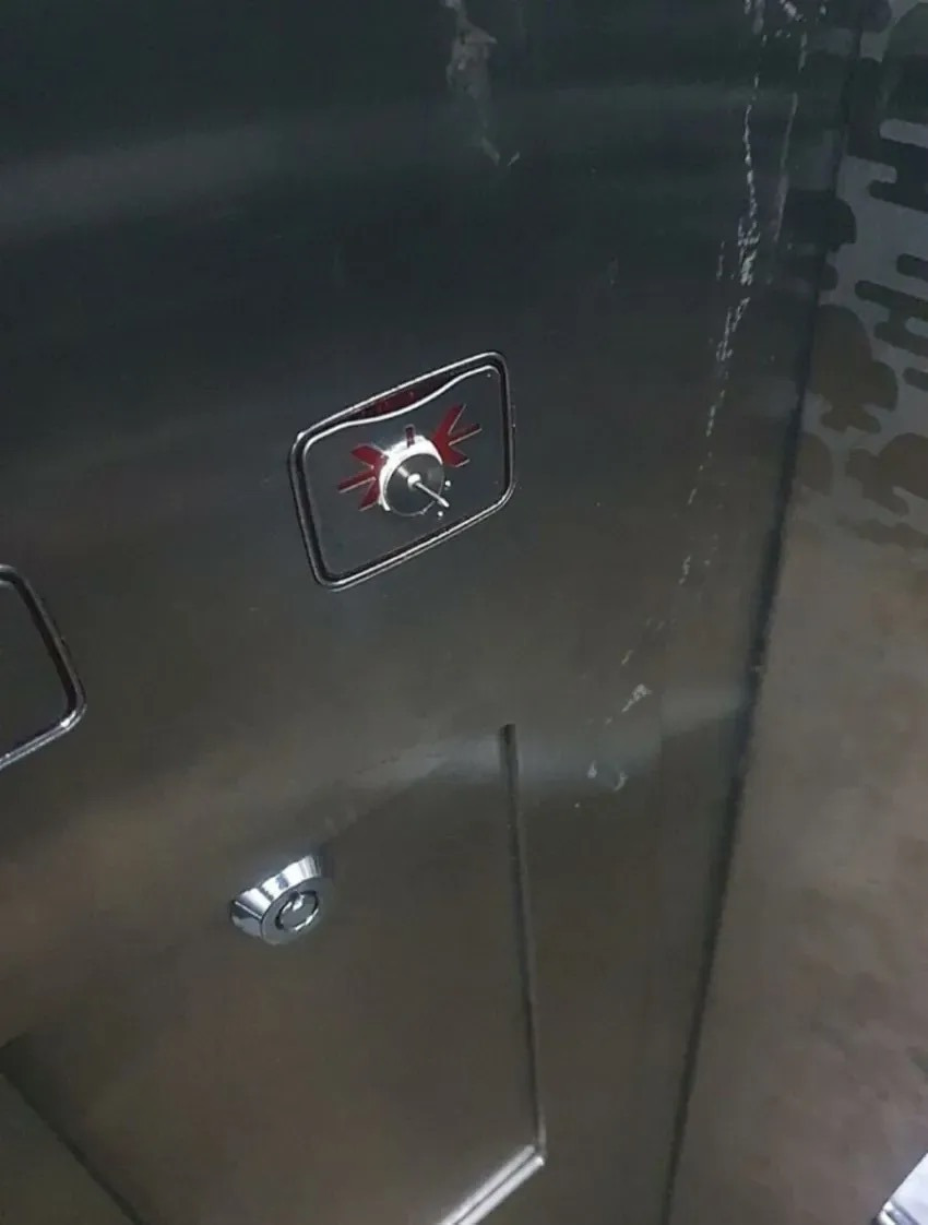 아파트 엘베 닫힘 버튼에 압정 붙인 배달기사.jpg | 인스티즈