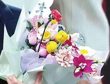 방송사 시상식서 장난감 꽃다발 사용 '빈축' | 인스티즈