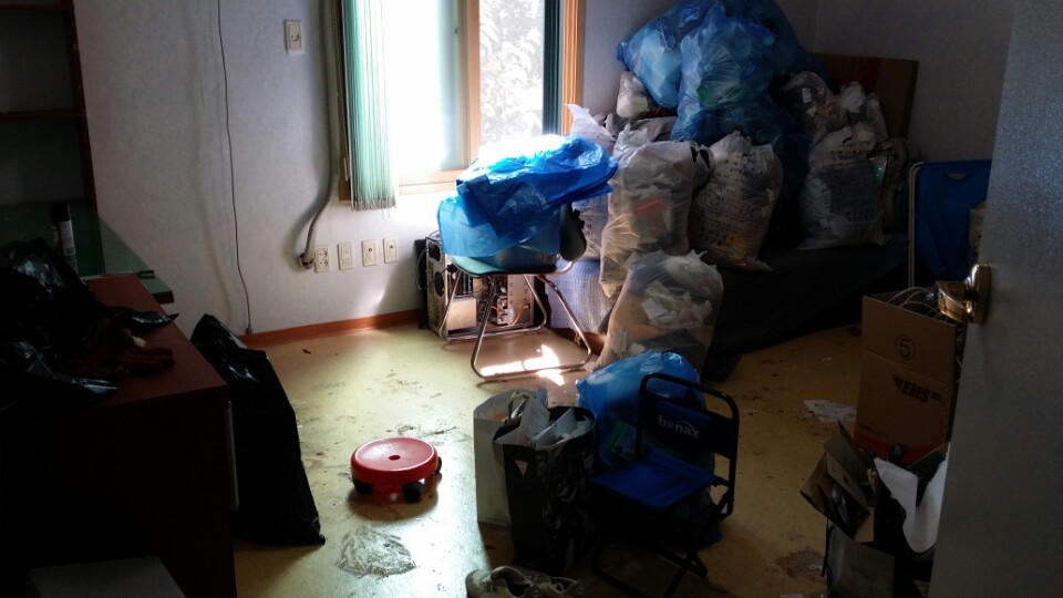 저장강박증 환자가 살고 나간 원룸(스압주의. 더러운 거 못보는 분들은 클릭 주의하시긔!) | 인스티즈