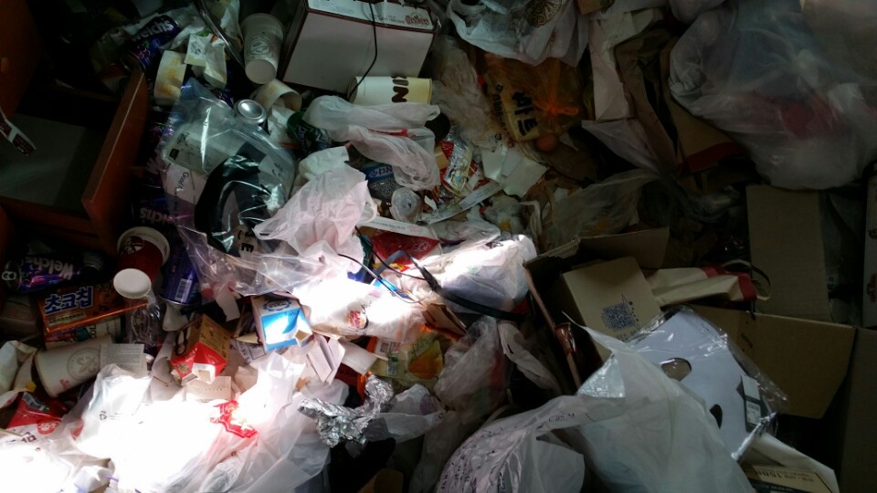 저장강박증 환자가 살고 나간 원룸(스압주의. 더러운 거 못보는 분들은 클릭 주의하시긔!) | 인스티즈