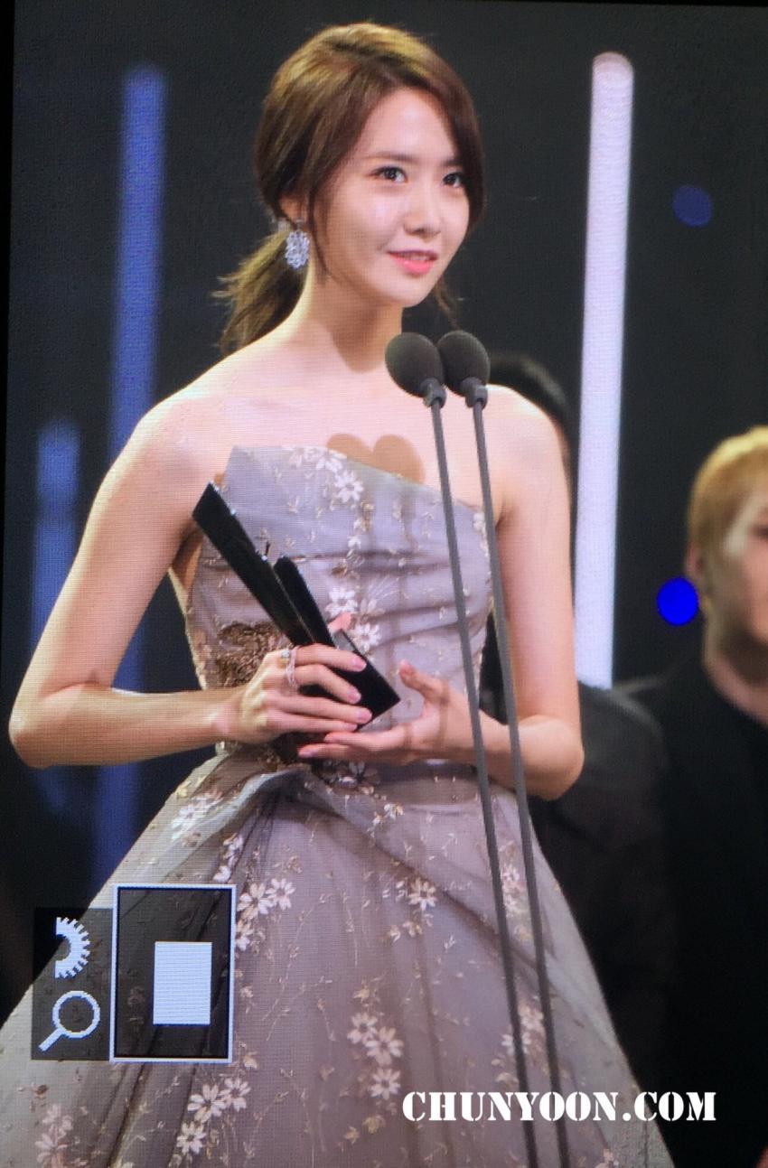 인기상 받은 오늘자 윤아.jpg | 인스티즈