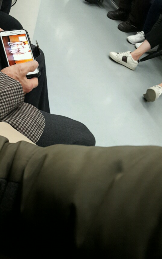 지하철에서 대놓고 야동보는 할배 | 인스티즈