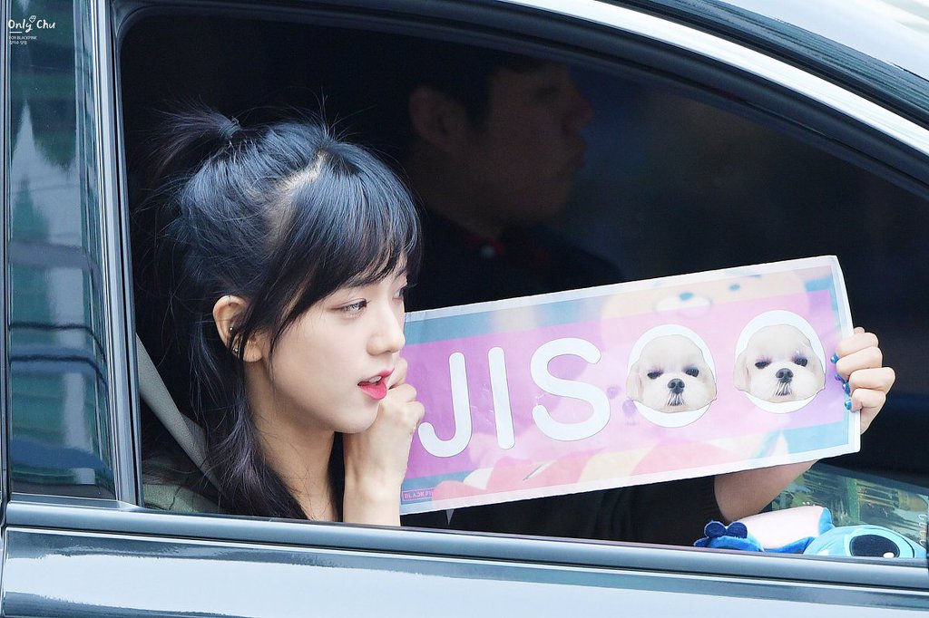 반묶음머리가 잘어울리는 블랙핑크 지수.jpgif | 인스티즈