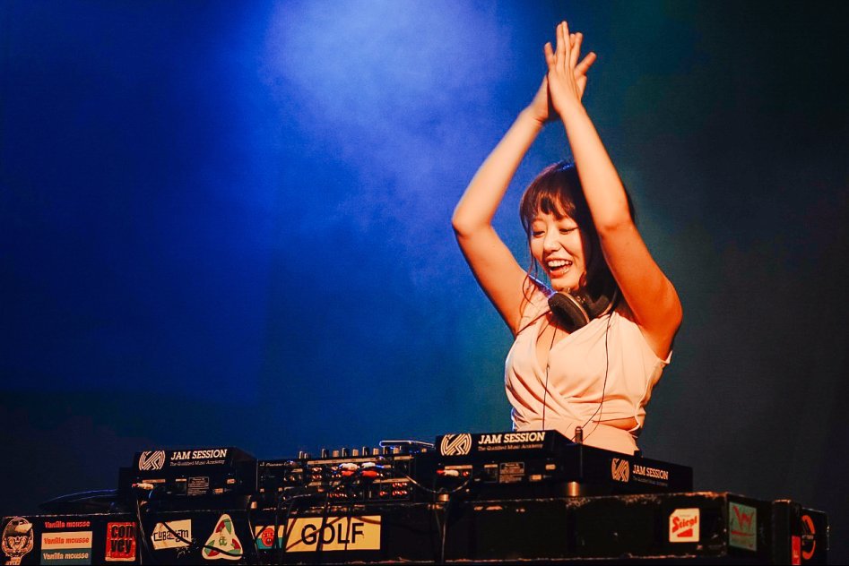 우리에게 매우 친숙한(?) 일본 DJ녀 한국 방문 한 짤 ㄷㄷㄷㄷㄷㄷㄷㄷㄷㄷ .GIF | 인스티즈