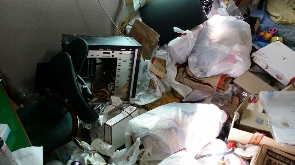 저장강박증 환자가 살고 나간 원룸(스압주의. 더러운 거 못보는 분들은 클릭 주의하시긔!) | 인스티즈