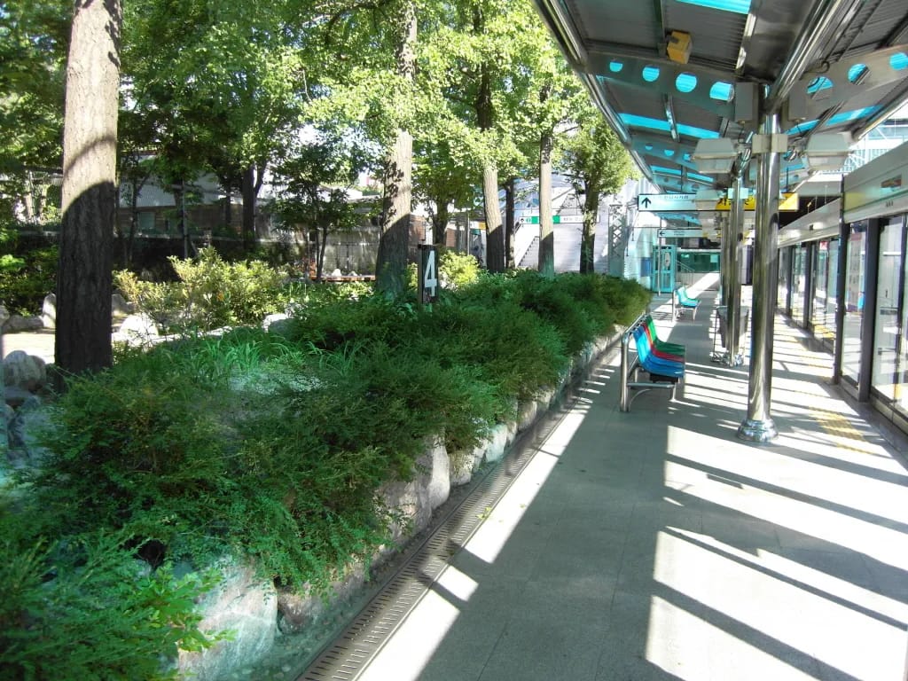 국내 유일 승강장에 공원을 깔아놓은 지하철역 | 인스티즈