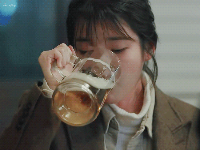 맥주 마시는 아이유.gif | 인스티즈