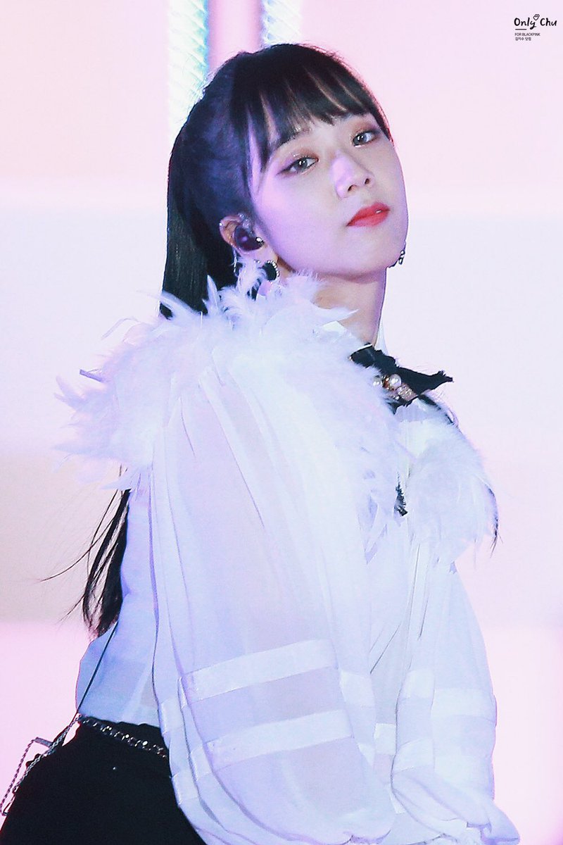 반묶음머리가 잘어울리는 블랙핑크 지수.jpgif | 인스티즈