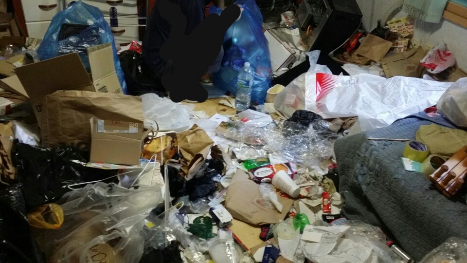 저장강박증 환자가 살고 나간 원룸(스압주의. 더러운 거 못보는 분들은 클릭 주의하시긔!) | 인스티즈