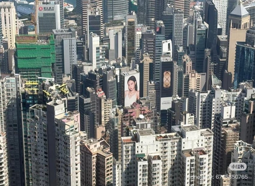 숨바꼭질 컨셉으로 촬영한 제니 2026 샤넬 코코크러쉬 캠페인 | 인스티즈