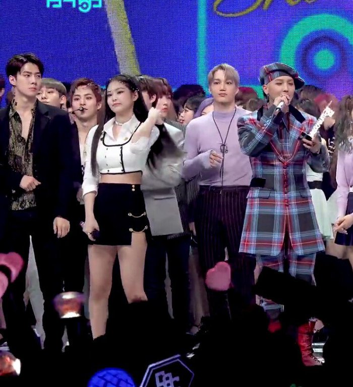 [엑소외] 제니의 거친 이동과 카이의 의식한 눈빛과 그걸 지켜보는 수호.gif | 인스티즈