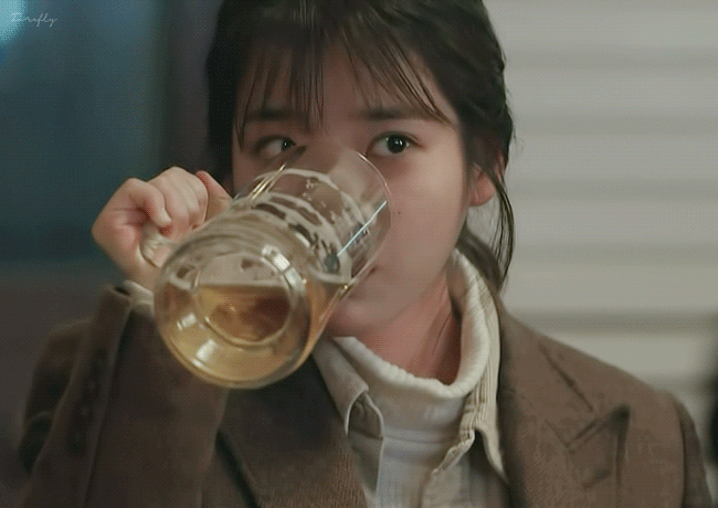 맥주 마시는 아이유.gif | 인스티즈