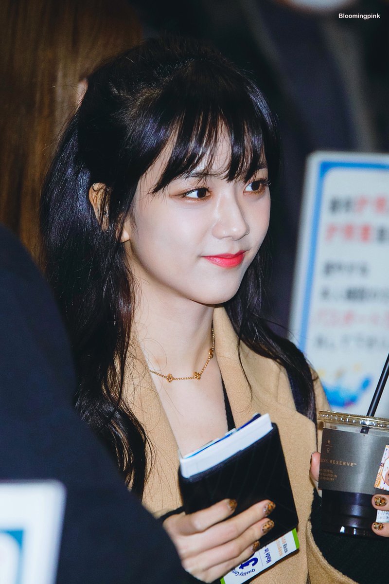 반묶음머리가 잘어울리는 블랙핑크 지수.jpgif | 인스티즈