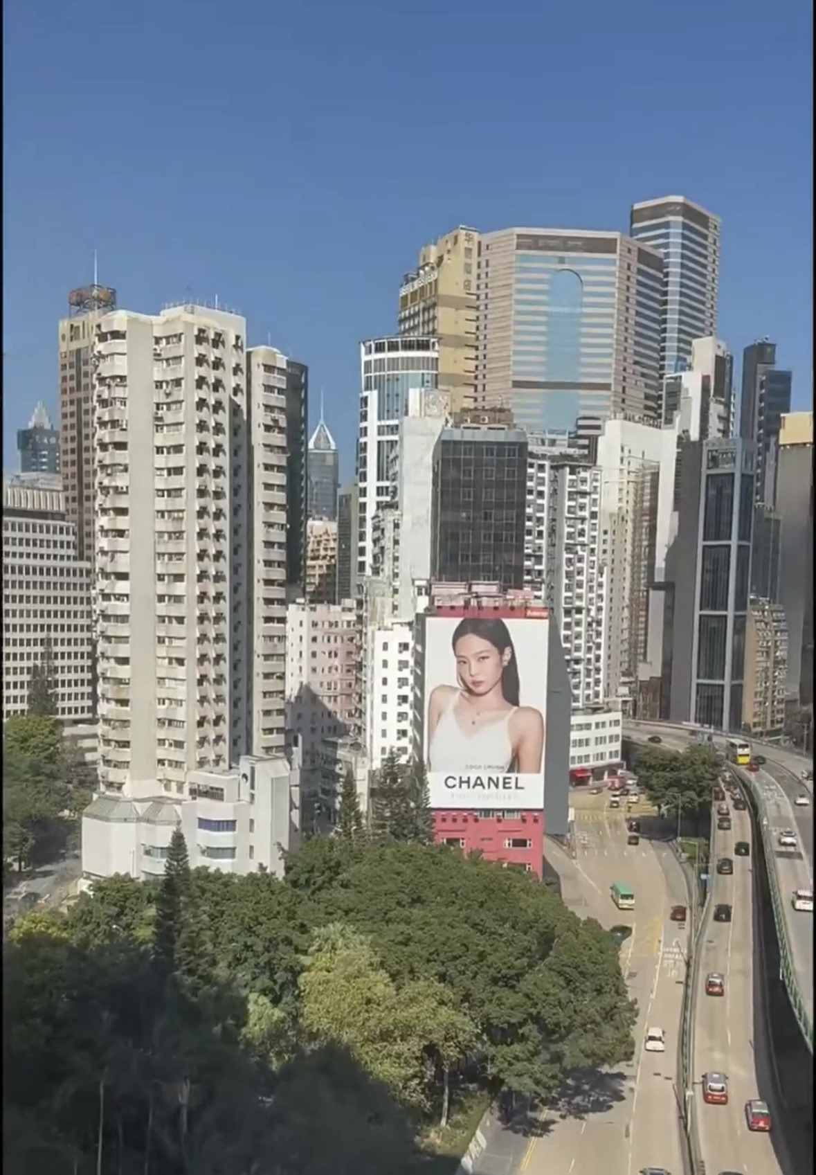 숨바꼭질 컨셉으로 촬영한 제니 2026 샤넬 코코크러쉬 캠페인 | 인스티즈