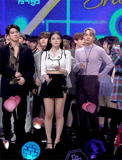 [엑소외] 제니의 거친 이동과 카이의 의식한 눈빛과 그걸 지켜보는 수호.gif | 인스티즈