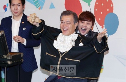 유치원에서 마법사 보조하신 문재인 대통령 | 인스티즈