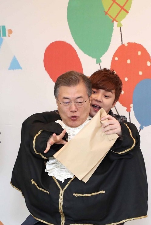 유치원에서 마법사 보조하신 문재인 대통령 | 인스티즈