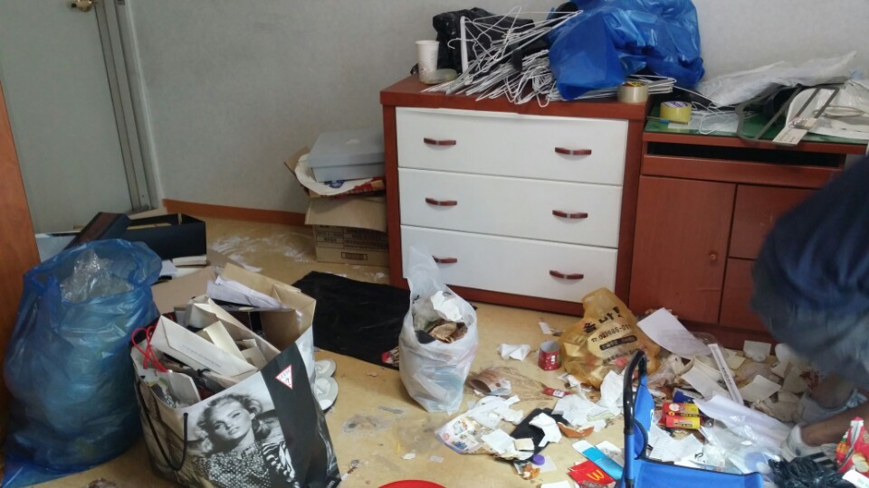 저장강박증 환자가 살고 나간 원룸(스압주의. 더러운 거 못보는 분들은 클릭 주의하시긔!) | 인스티즈