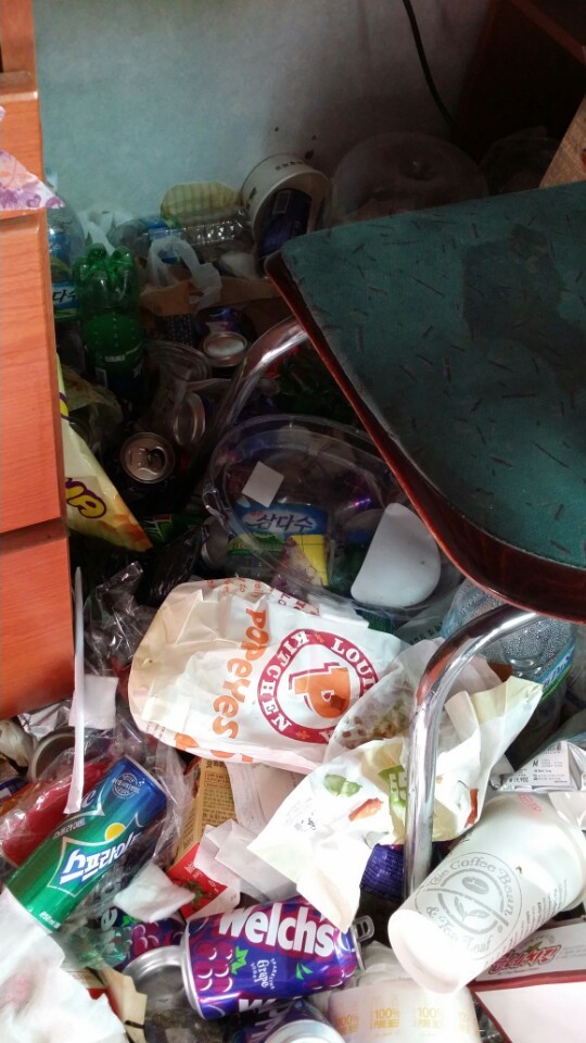 저장강박증 환자가 살고 나간 원룸(스압주의. 더러운 거 못보는 분들은 클릭 주의하시긔!) | 인스티즈