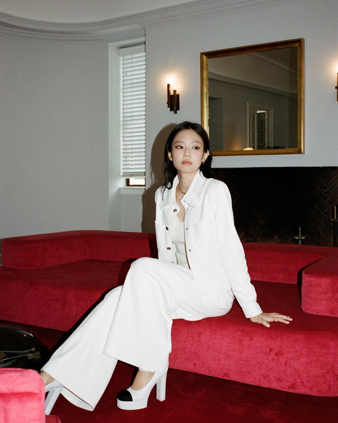 숨바꼭질 컨셉으로 촬영한 제니 2026 샤넬 코코크러쉬 캠페인 | 인스티즈