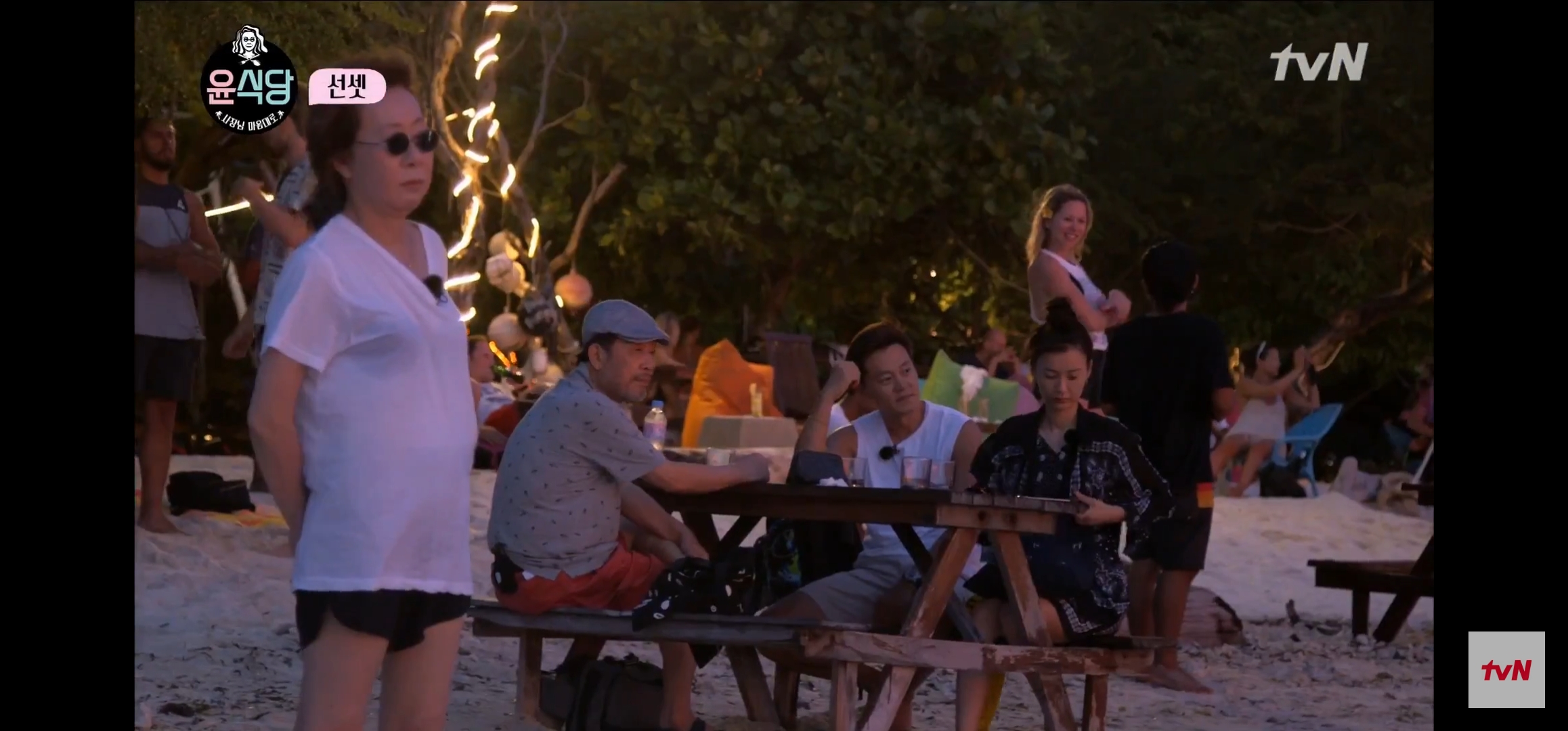 [윤식당] 난 노을 지는게 너무 싫은거 있지. 꼭 울어야 될 거 같아 | 인스티즈