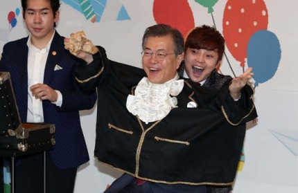 유치원에서 마법사 보조하신 문재인 대통령 | 인스티즈