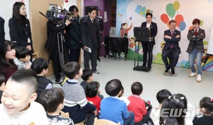 유치원에서 마법사 보조하신 문재인 대통령 | 인스티즈