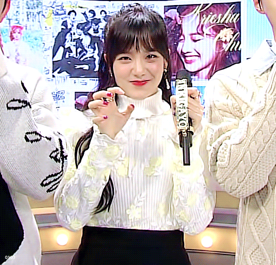 반묶음머리가 잘어울리는 블랙핑크 지수.jpgif | 인스티즈