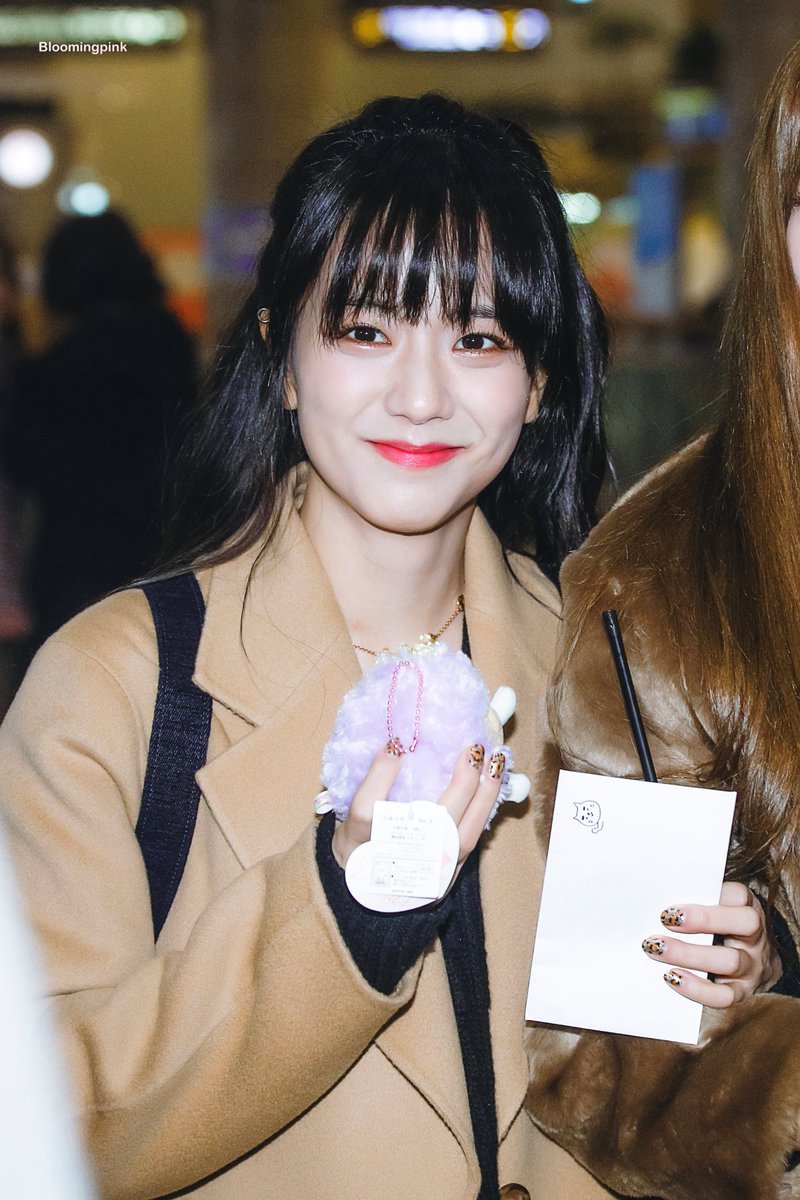 반묶음머리가 잘어울리는 블랙핑크 지수.jpgif | 인스티즈