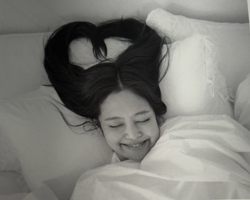 제니가 25살 시절로 사진전 연 이유.jpg | 인스티즈