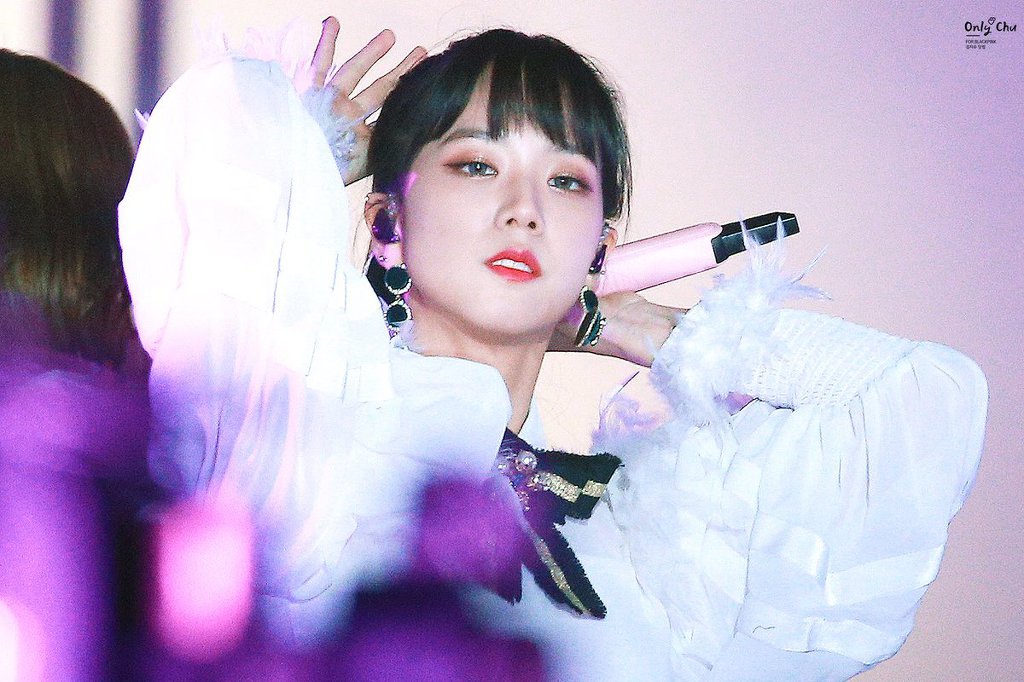 반묶음머리가 잘어울리는 블랙핑크 지수.jpgif | 인스티즈