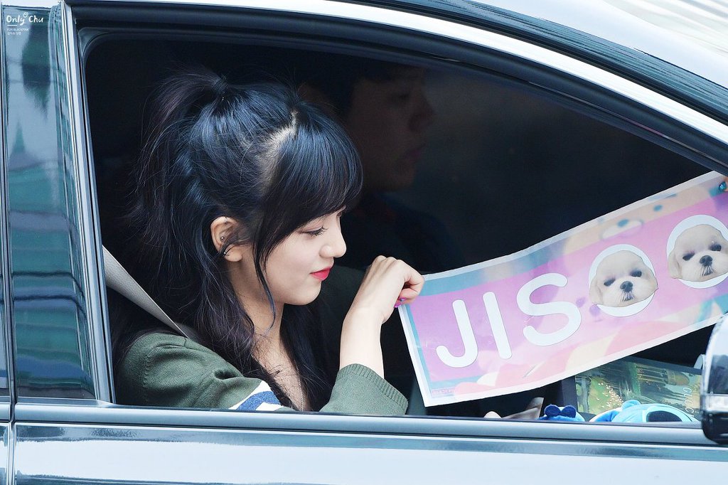 반묶음머리가 잘어울리는 블랙핑크 지수.jpgif | 인스티즈