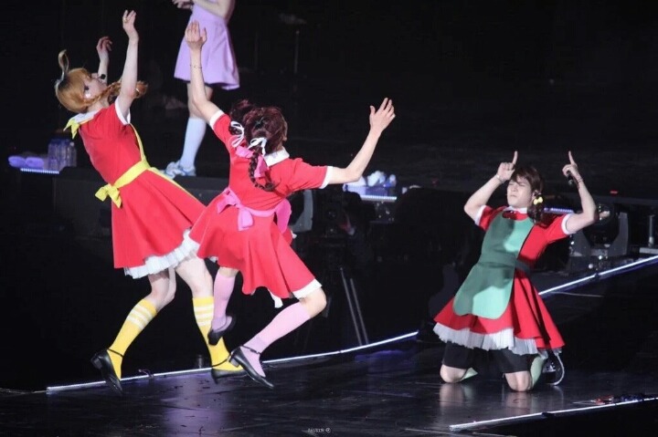 속바지 노출이 심각한 女 아이돌 (feat. 갓세븐) | 인스티즈