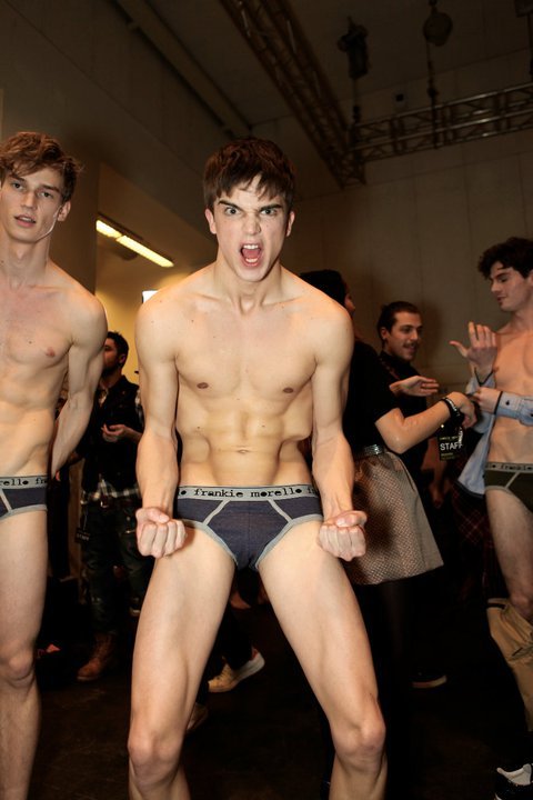 남자 속옷 모델들의 백스테이지 모습들 | 인스티즈