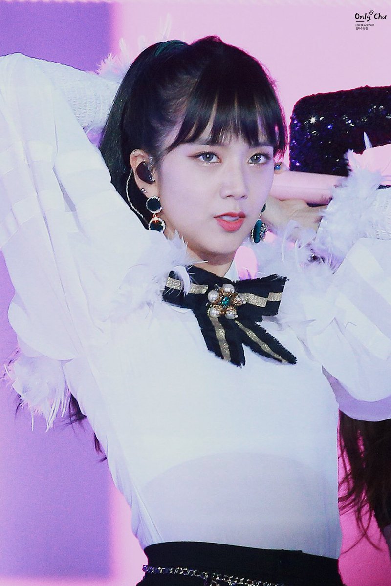 반묶음머리가 잘어울리는 블랙핑크 지수.jpgif | 인스티즈