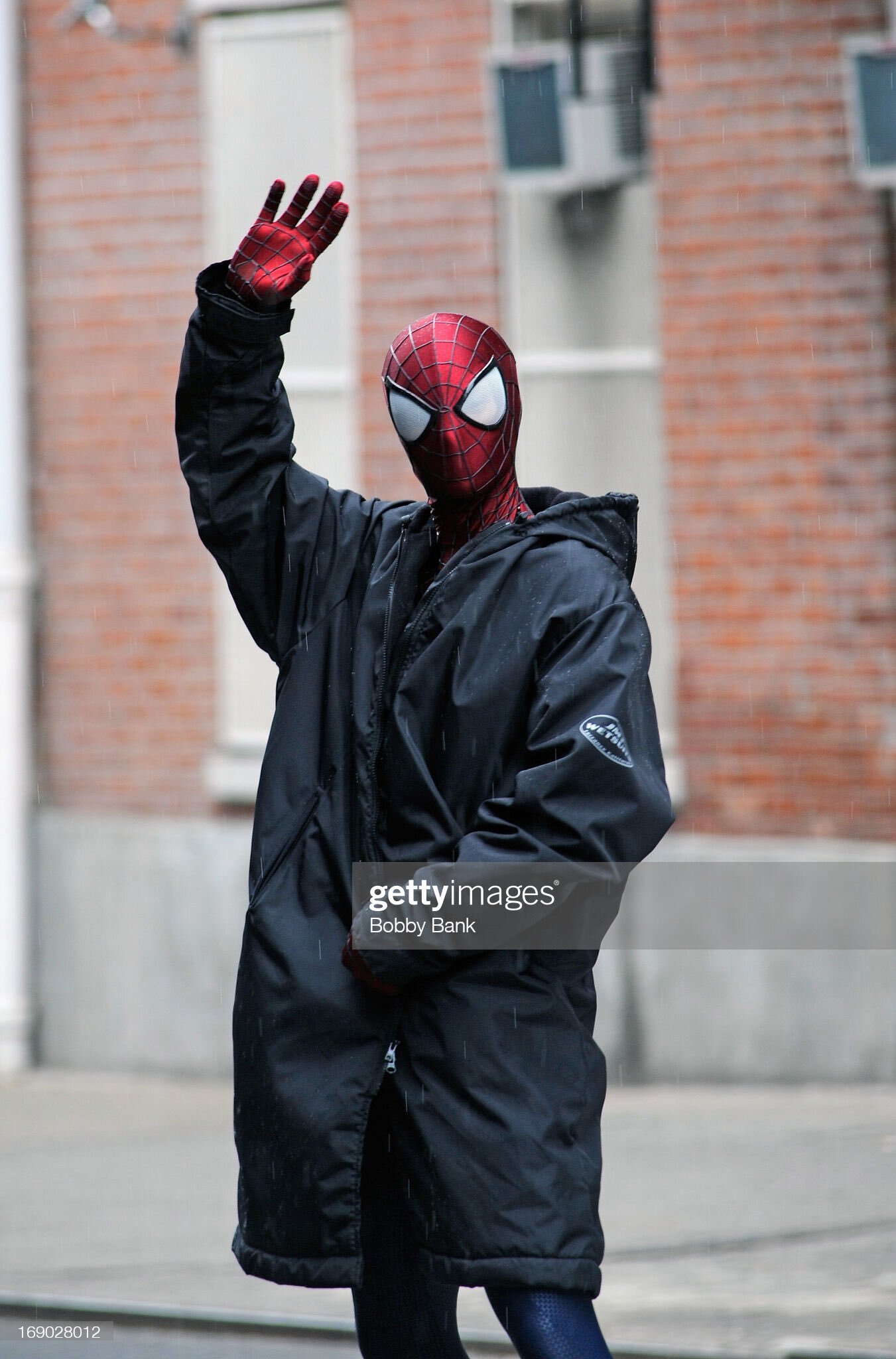 엉덩이 민망해서 스파이더맨 수트 위에 점퍼 걸쳤다는 앤드류 가필드 | 인스티즈