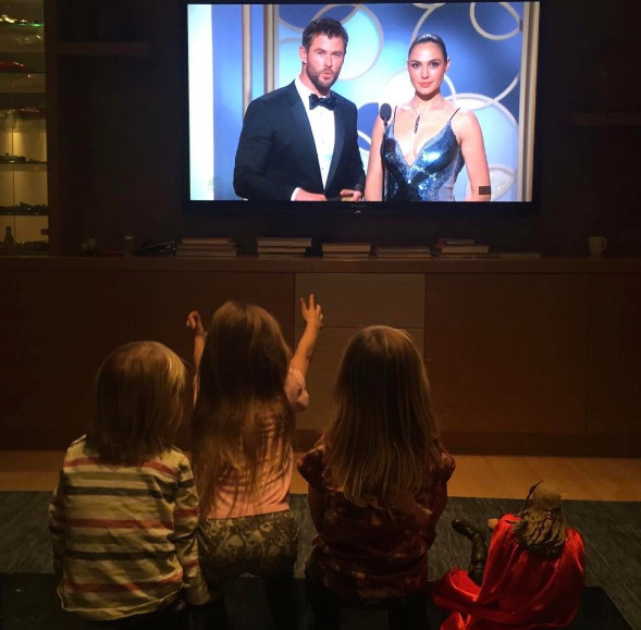 핫도그 소중하게 안고가는 어벤져스 토르(딸등신 햄식이) | 인스티즈