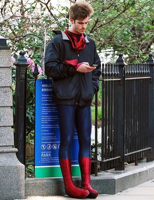 엉덩이 민망해서 스파이더맨 수트 위에 점퍼 걸쳤다는 앤드류 가필드 | 인스티즈