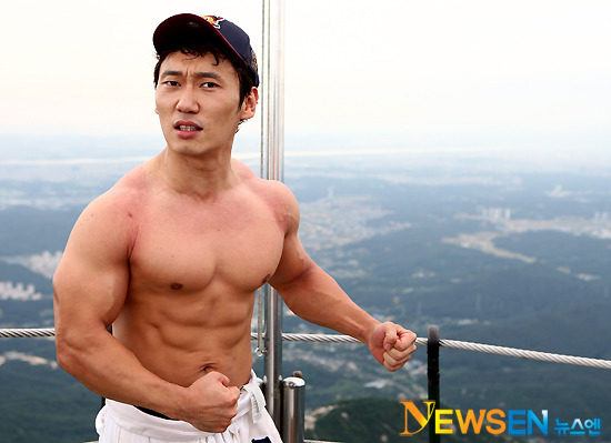 우산 어깨를 가진 남자 연예인 3대장 | 인스티즈