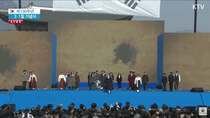 3·1절 기념식에서 '아리랑' 합창한 고아성과 항거 배우들.gif | 인스티즈