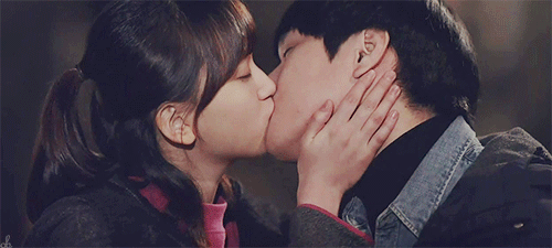 그렇게 수위높은 장면도 아닌데 이상하게 야하게 느껴지던 드라마 키스신 장면들(feat.키스 장인).gif | 인스티즈