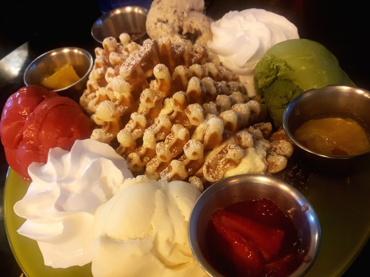 4명이서도 다 먹기 힘들다는 와플 세트...jpg | 인스티즈